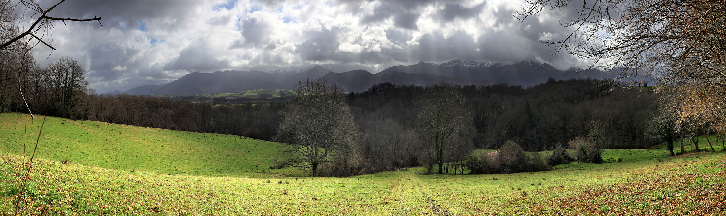 Grisaille lumineuse sur le pièmont béarnais © Photographie Stockli Nuages et lumières entre Lys et Asson