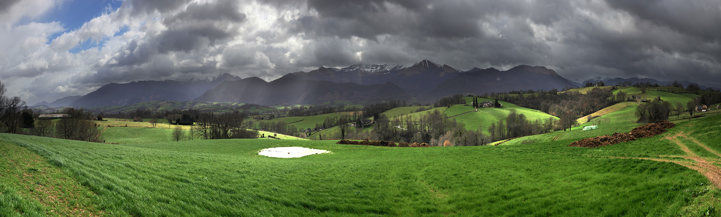 Grisaille lumineuse sur le pièmont béarnais © Photographie Stockli Nuages et lumières entre Lys et Asson