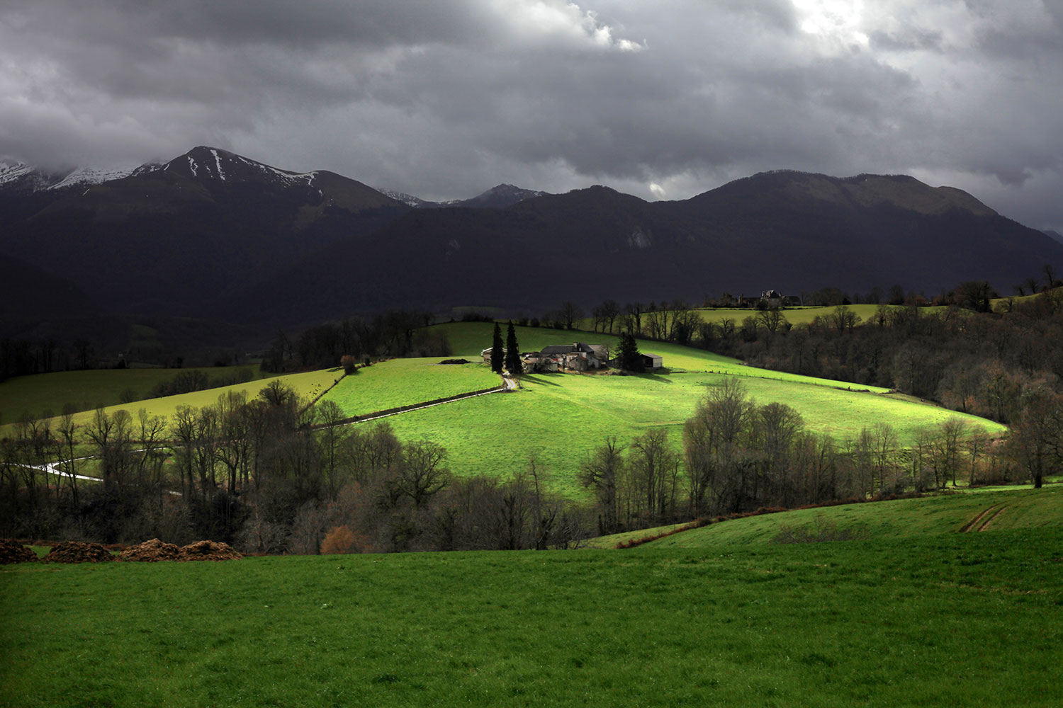 Grisaille lumineuse sur le pièmont béarnais © Photographie Stockli Nuages et lumières entre Lys et Asson