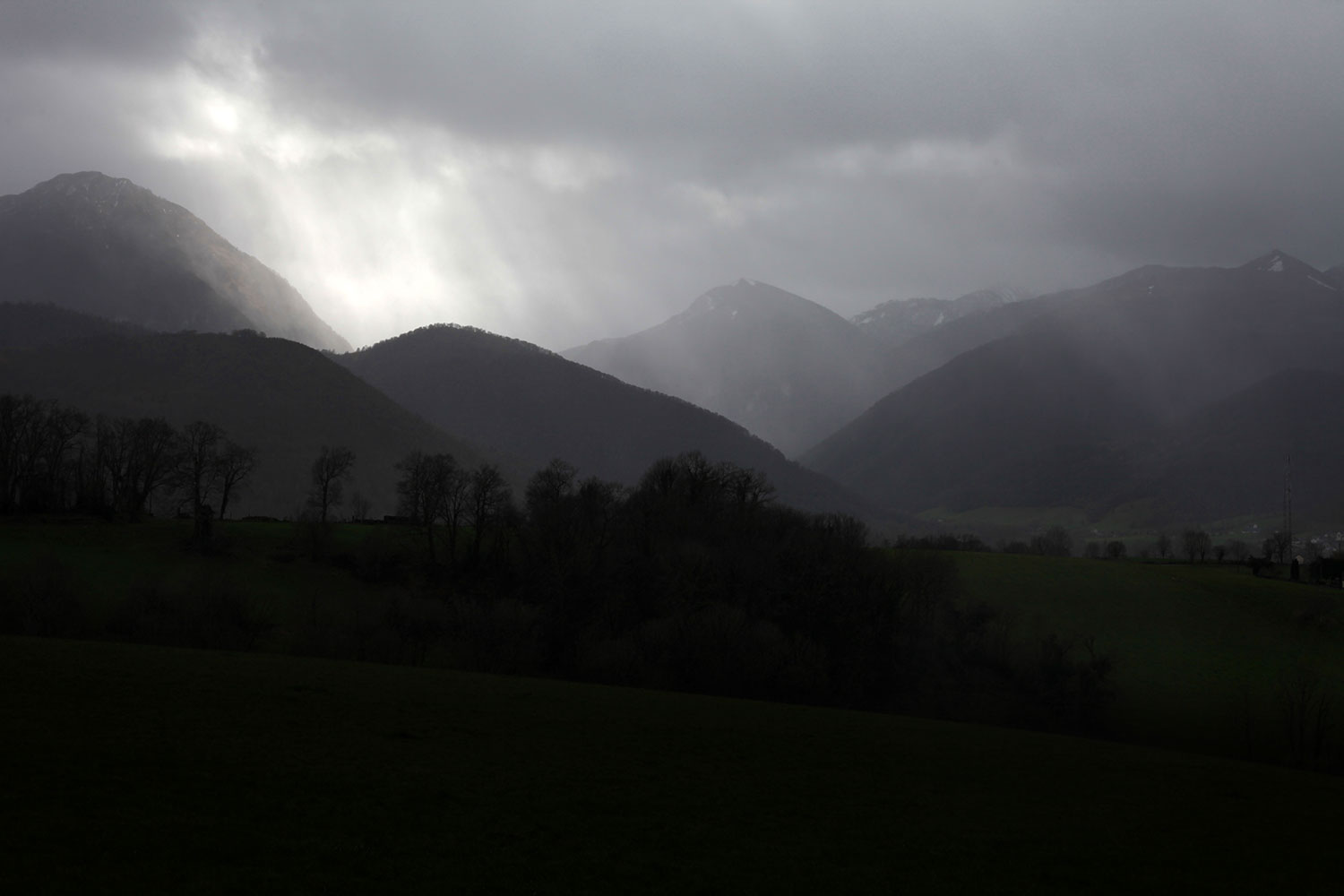 Grisaille lumineuse sur le pièmont béarnais © Photographie Stockli Nuages et lumières entre Lys et Asson