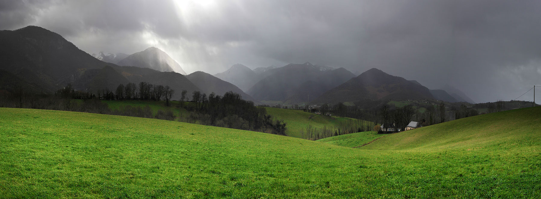 Grisaille lumineuse sur le pièmont béarnais © Photographie Stockli Nuages et lumières entre Lys et Asson