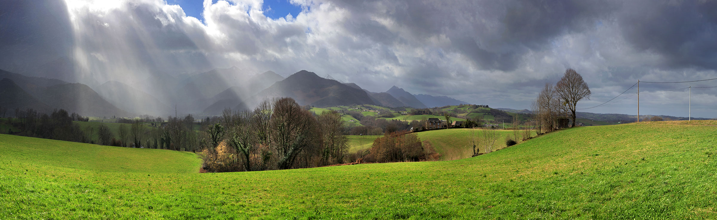 Grisaille lumineuse sur le pièmont béarnais © Photographie Stockli Nuages et lumières entre Lys et Asson
