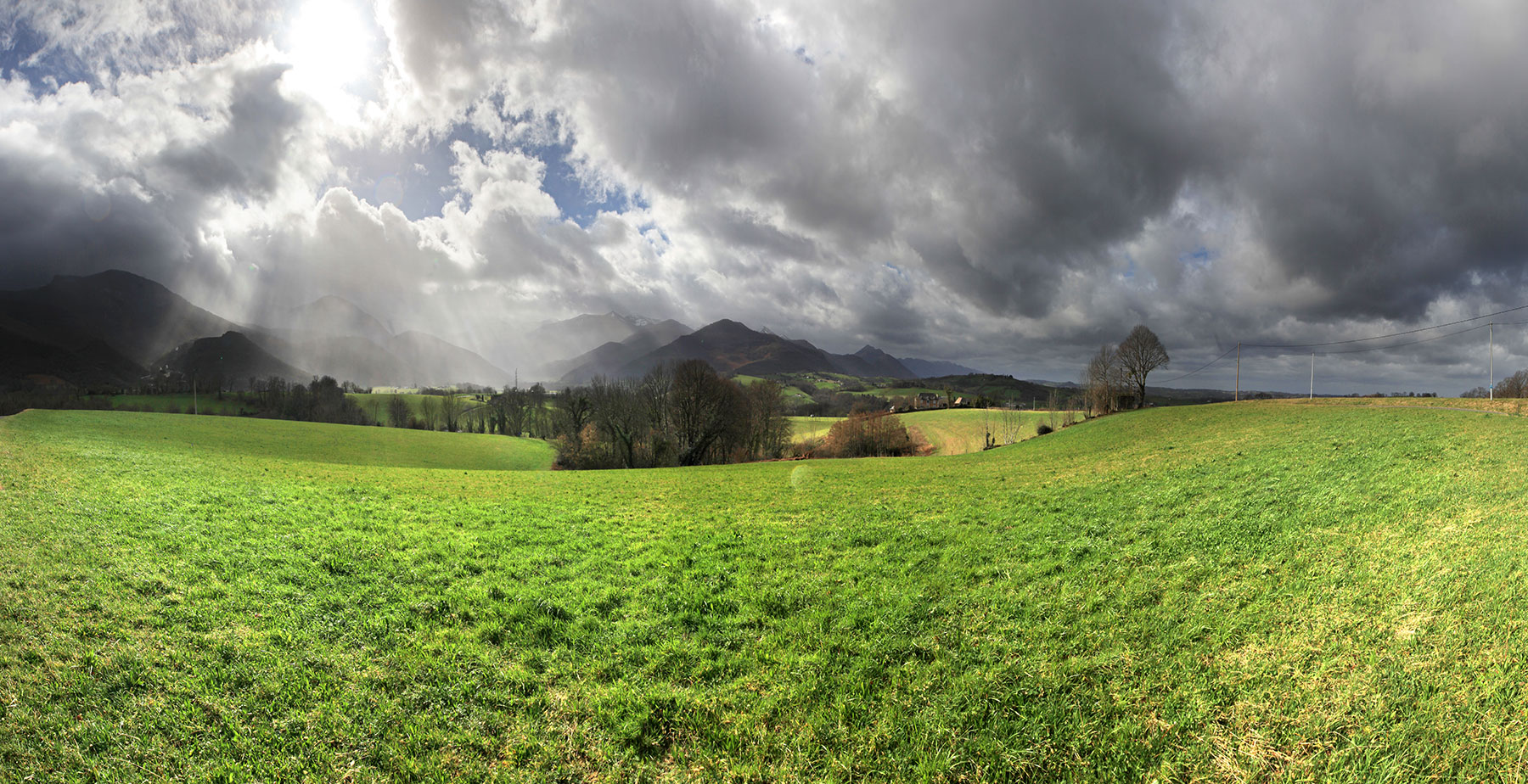 Grisaille lumineuse sur le pièmont béarnais © Photographie Stockli Nuages et lumières entre Lys et Asson