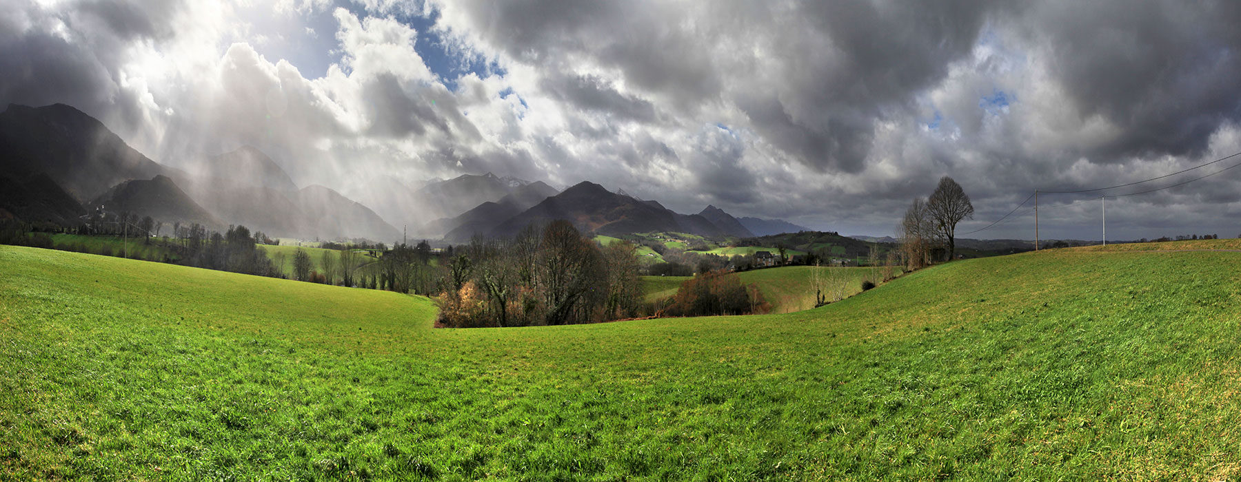 Grisaille lumineuse sur le pièmont béarnais © Photographie Stockli Nuages et lumières entre Lys et Asson