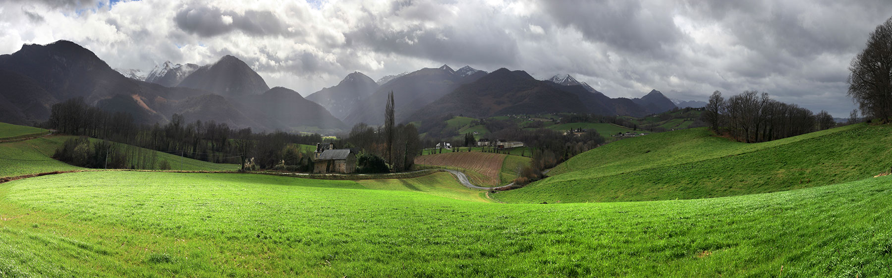 Grisaille lumineuse sur le pièmont béarnais © Photographie Stockli Nuages et lumières entre Lys et Asson