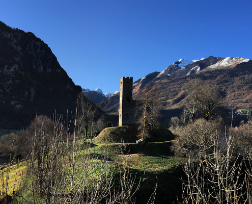 Le château de Castet et le Pic du Midi d'Ossau