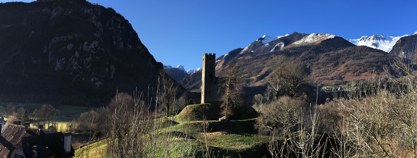 Le château de Castet et le Pic du Midi d'Ossau
