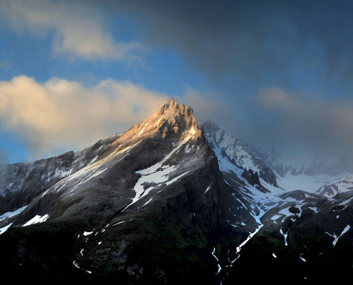 Lever de soleil dans les nuages sur le pic du Gabizos et le cirque du Litor