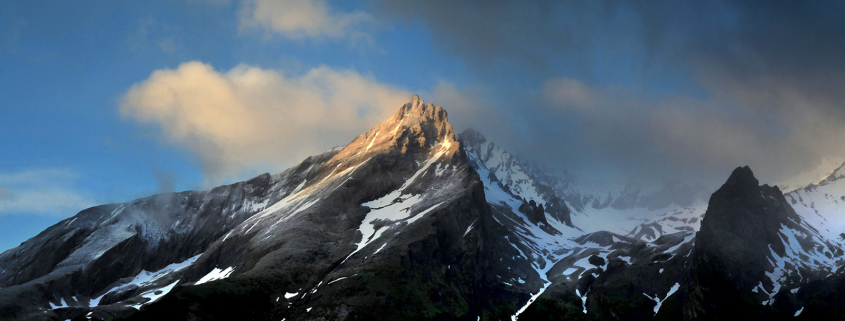 Lever de soleil dans les nuages sur le pic du Gabizos et le cirque du Litor