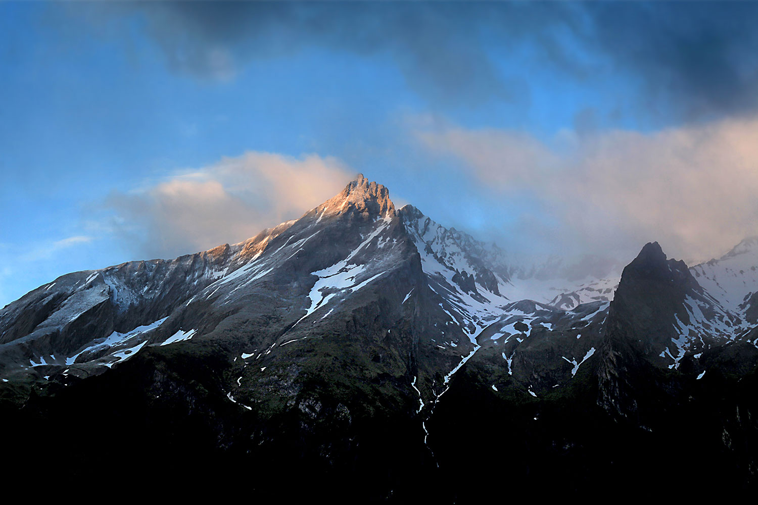 Le Gabizos émerveillé de nuages © Photographie Stockli Lever de soleil dans les nuages sur le pic du Gabizos et le cirque du Litor