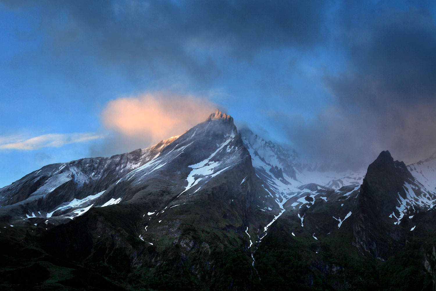 Le Gabizos émerveillé de nuages © Photographie Stockli Lever de soleil dans les nuages sur le pic du Gabizos et le cirque du Litor