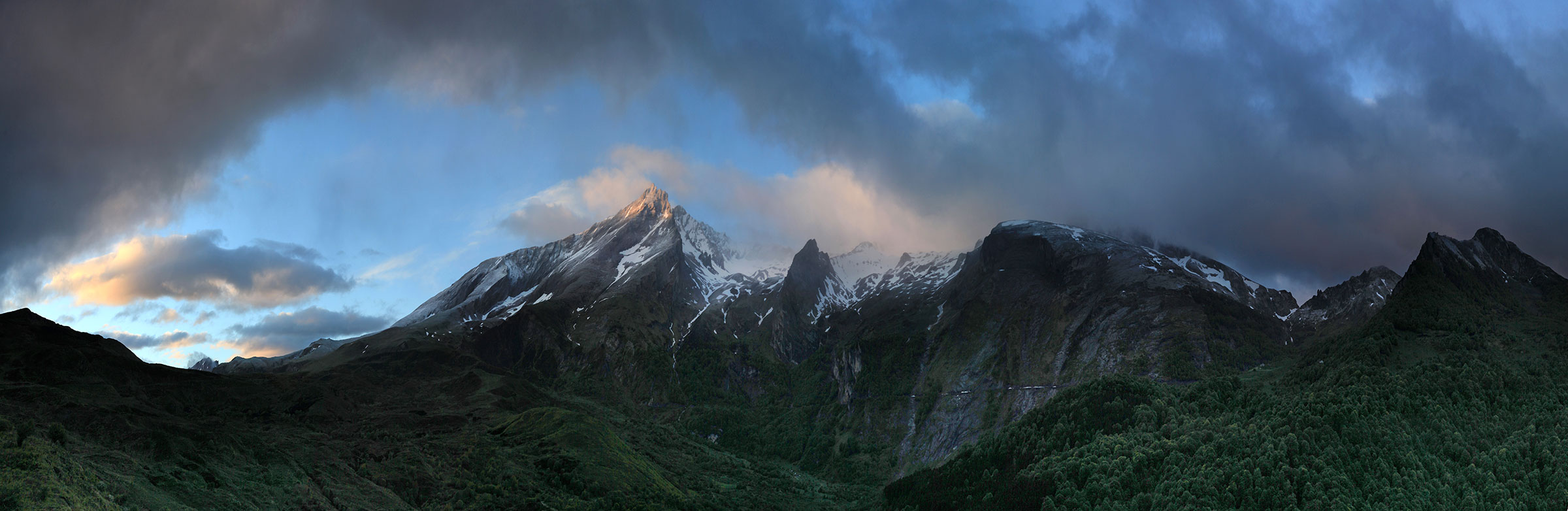 Le Gabizos émerveillé de nuages © Photographie Stockli Lever de soleil dans les nuages sur le pic du Gabizos et le cirque du Litor
