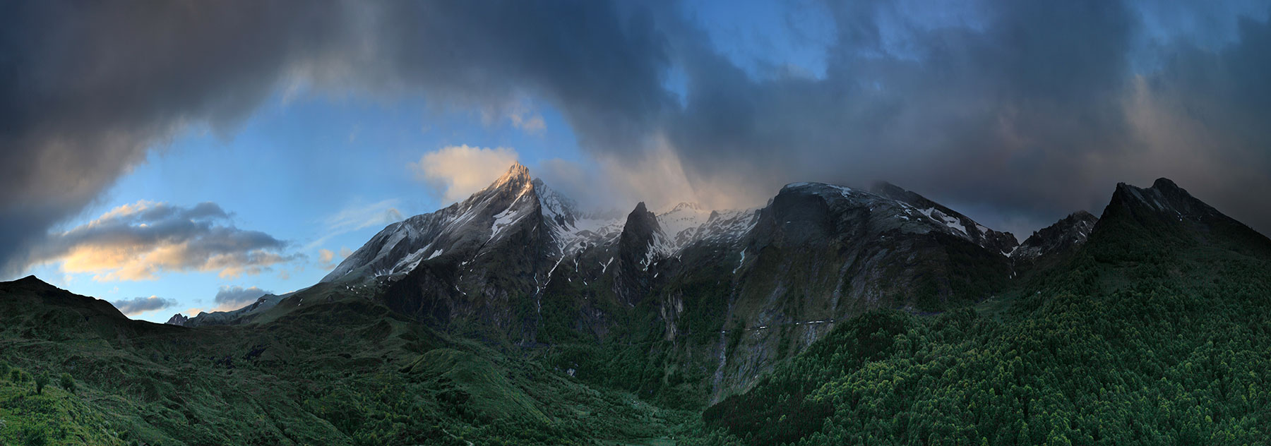 Le Gabizos émerveillé de nuages © Photographie Stockli Lever de soleil dans les nuages sur le pic du Gabizos et le cirque du Litor