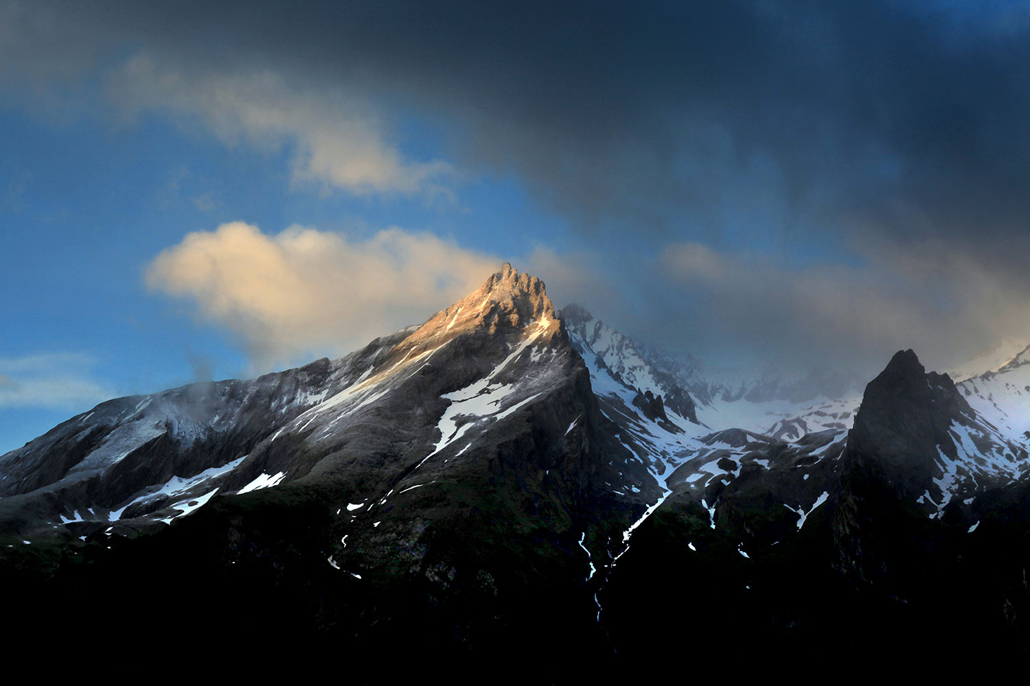 Le Gabizos émerveillé de nuages © Photographie Stockli Lever de soleil dans les nuages sur le pic du Gabizos et le cirque du Litor