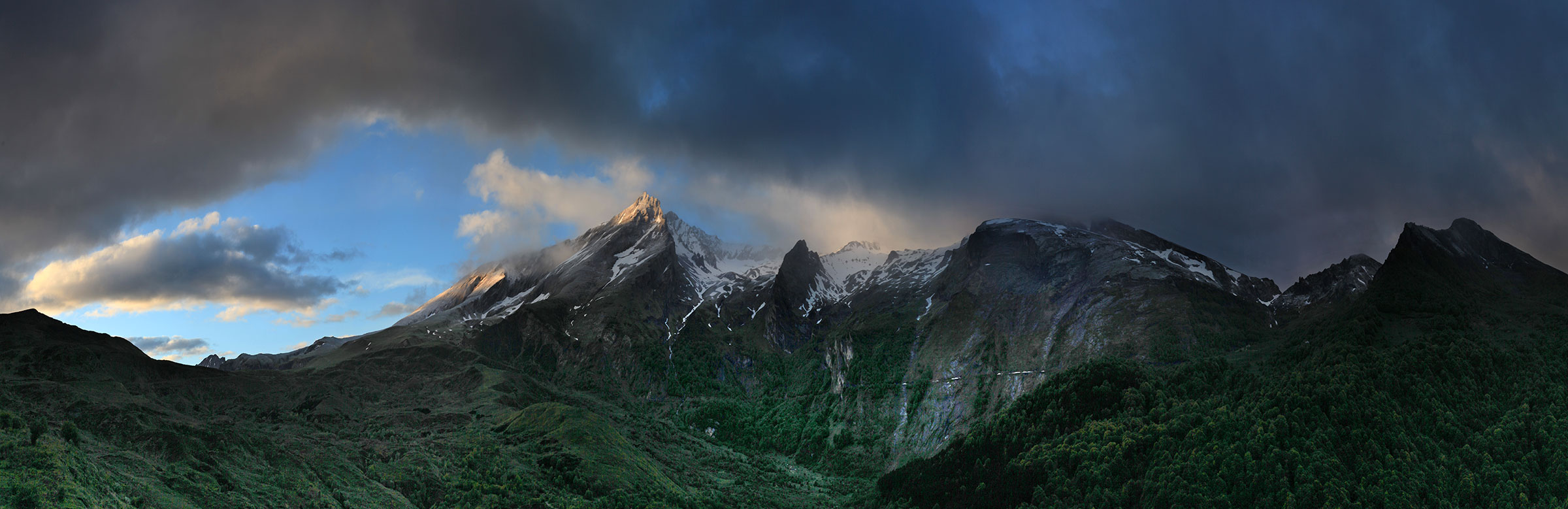 Le Gabizos émerveillé de nuages © Photographie Stockli Lever de soleil dans les nuages sur le pic du Gabizos et le cirque du Litor