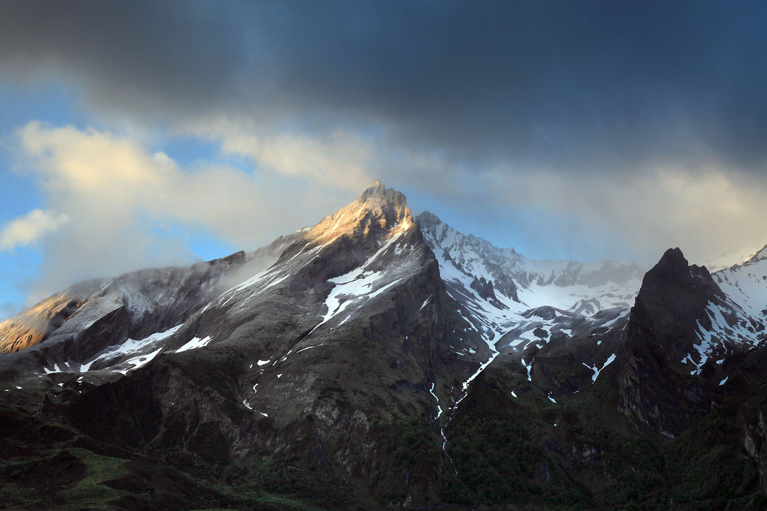 Le Gabizos émerveillé de nuages © Photographie Stockli Lever de soleil dans les nuages sur le pic du Gabizos et le cirque du Litor
