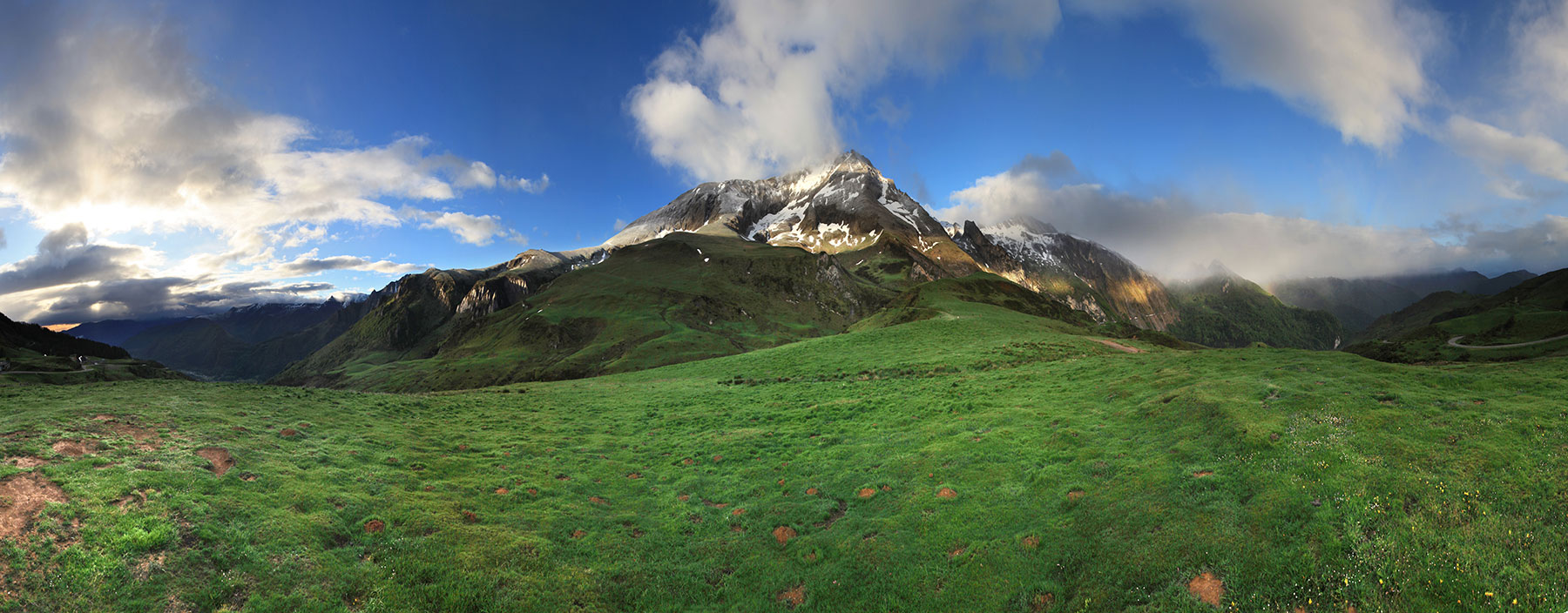 Le Gabizos émerveillé de nuages © Photographie Stockli Lever de soleil dans les nuages sur le pic du Gabizos au col du Soulor