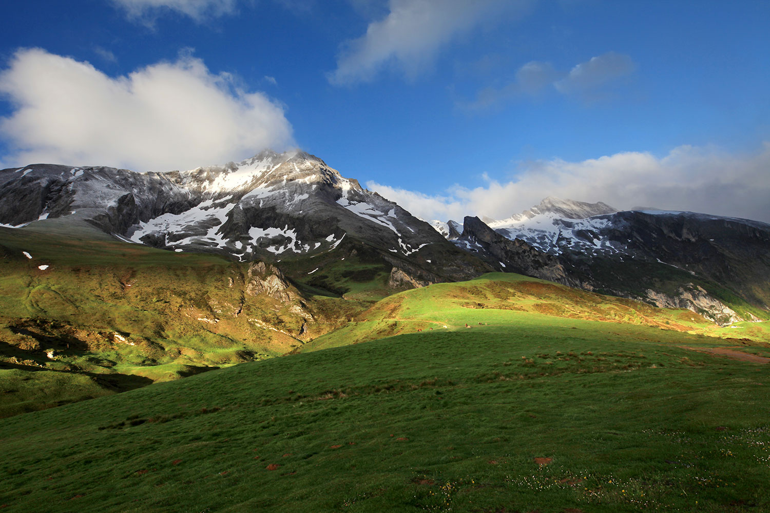 Le Gabizos émerveillé de nuages © Photographie Stockli Lever de soleil dans les nuages sur le pic du Gabizos au col du Soulor