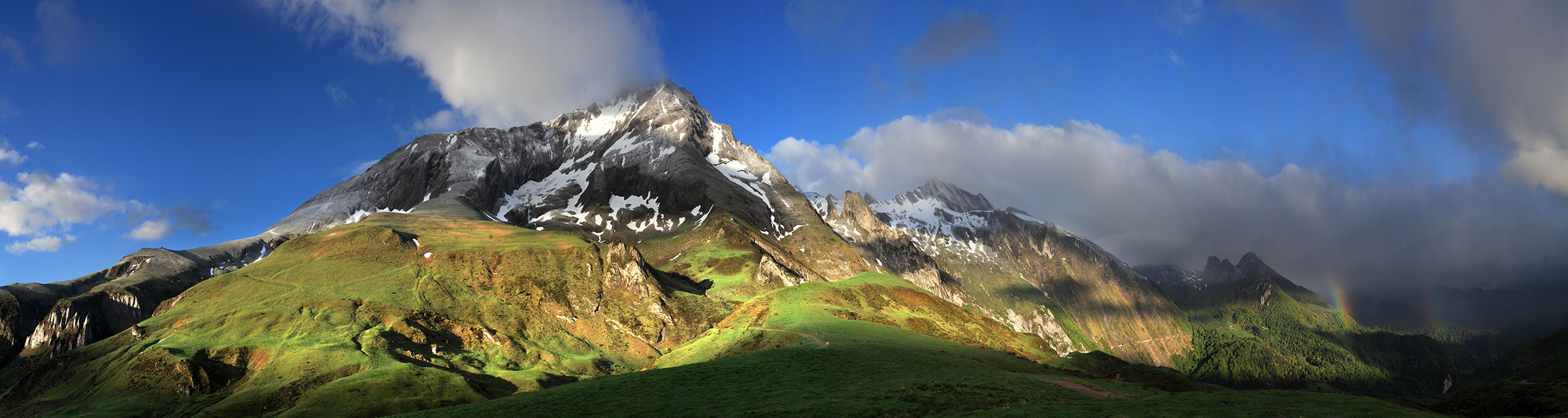 Le Gabizos émerveillé de nuages © Photographie Stockli Lever de soleil dans les nuages sur le pic du Gabizos au col du Soulor