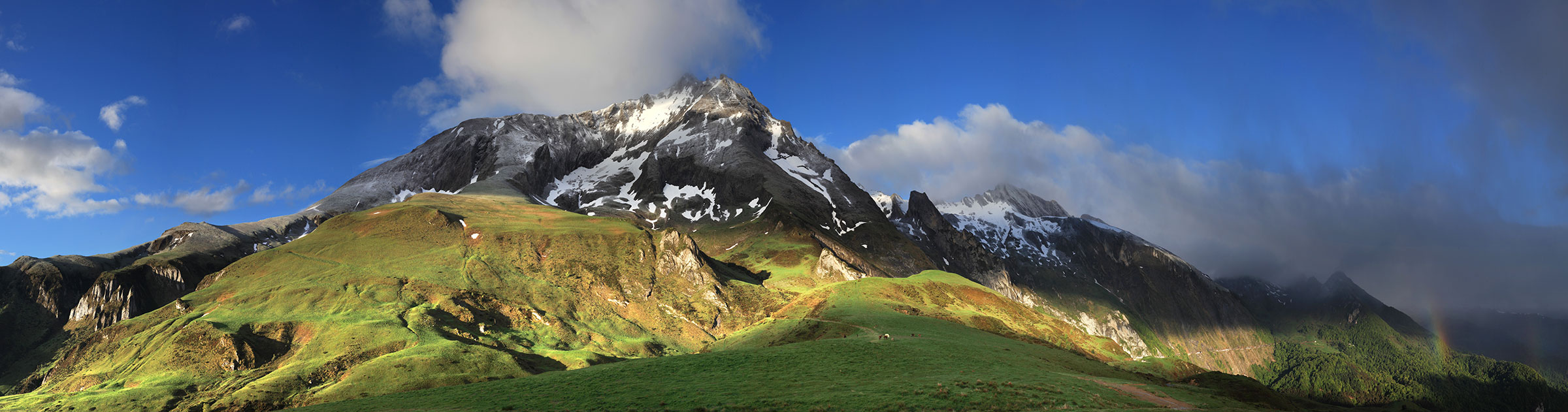 Le Gabizos émerveillé de nuages © Photographie Stockli Lever de soleil dans les nuages sur le pic du Gabizos au col du Soulor