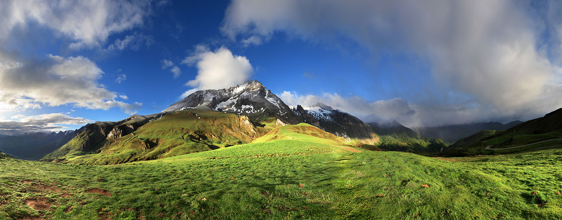 Le Gabizos émerveillé de nuages © Photographie Stockli Lever de soleil dans les nuages sur le pic du Gabizos au col du Soulor