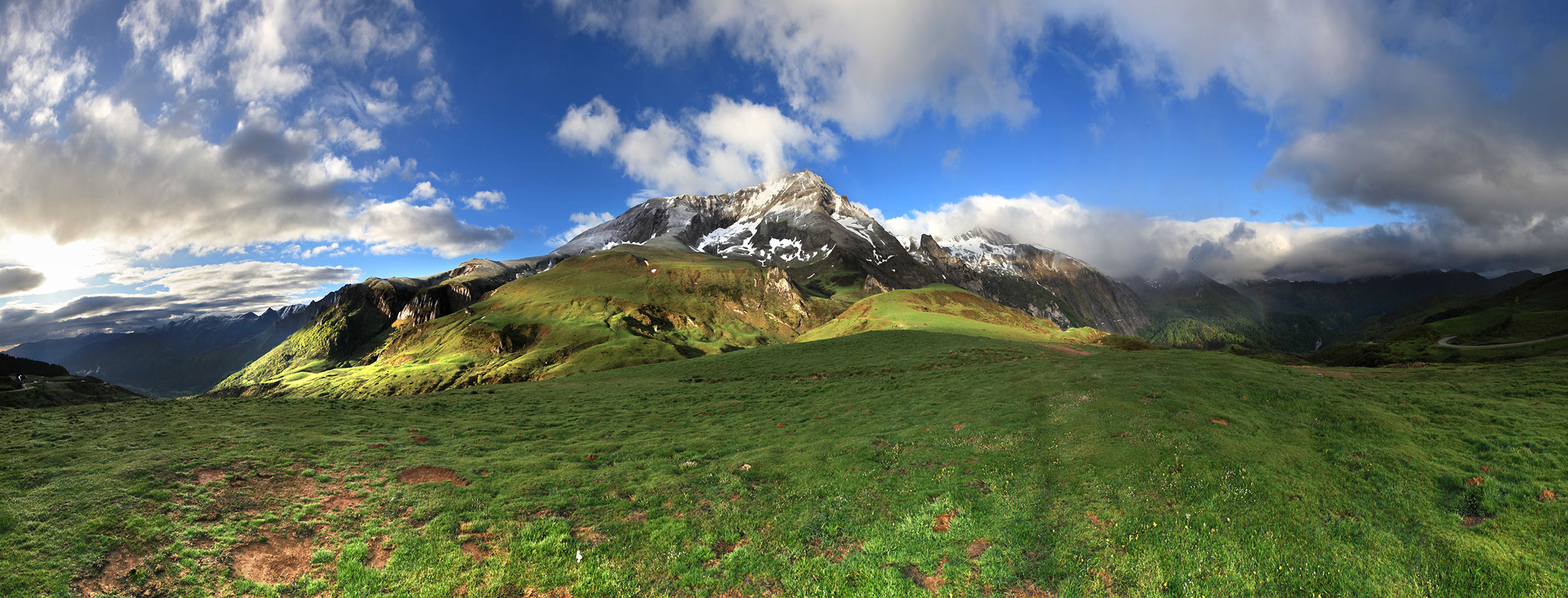 Le Gabizos émerveillé de nuages © Photographie Stockli Lever de soleil dans les nuages sur le pic du Gabizos au col du Soulor