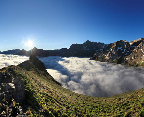 Vue des vallées de Gavarnie avec la mer de nuages